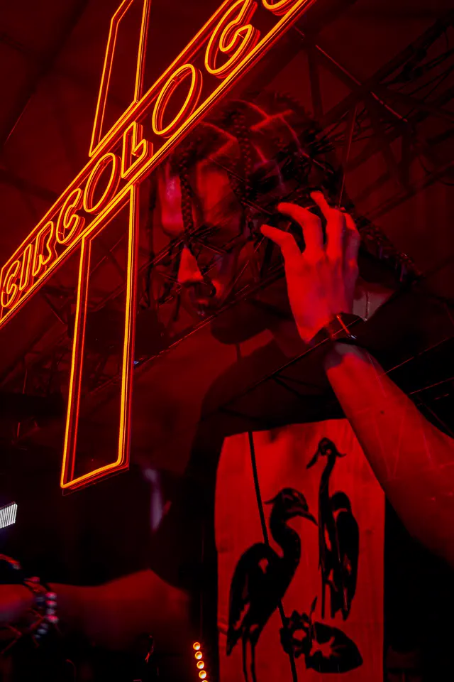 Mexes en cabina bajo el neón rojo de Circoloco